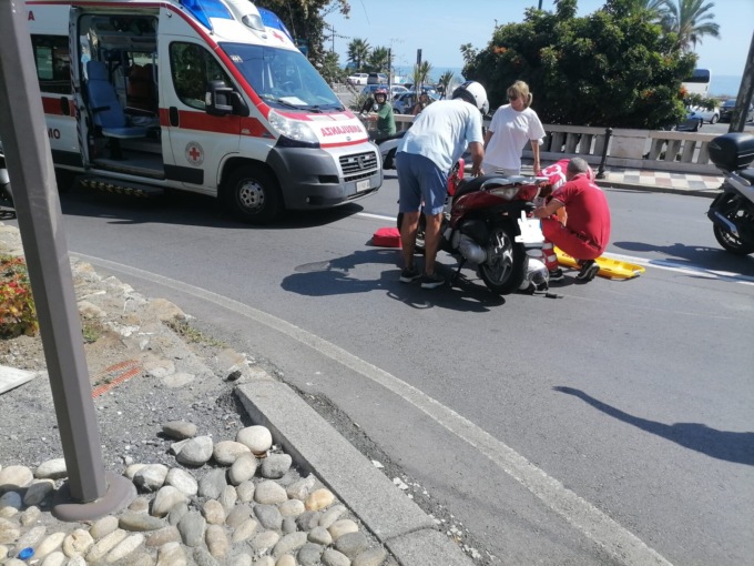 Schianto auto moto in pieno centro a Sanremo
