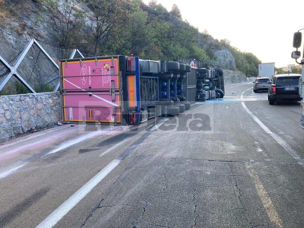 incidente a10 autostrada tir prosciutti varazze salumi_02