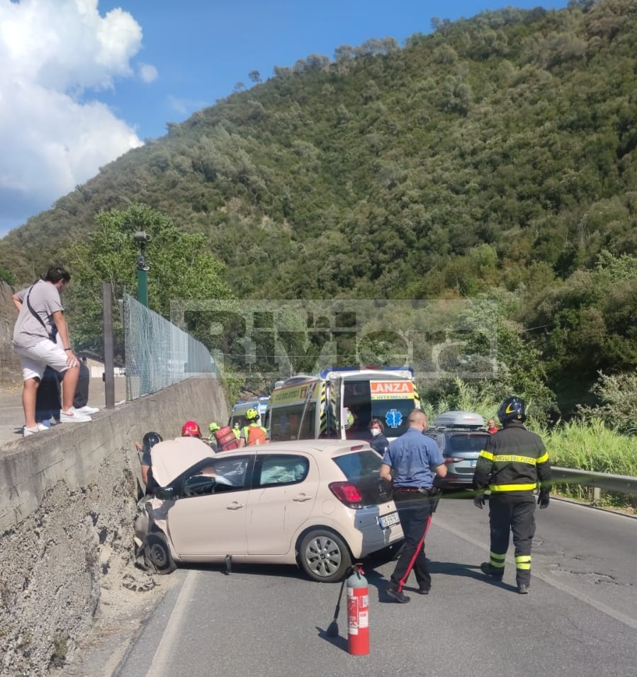 incidente isolabona elisoccorso automobile contro muro_04