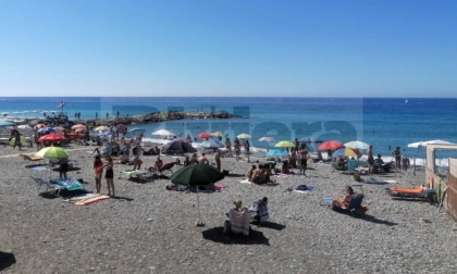 Malore in spiaggia a Ospedaletti, donna portata in ospedale