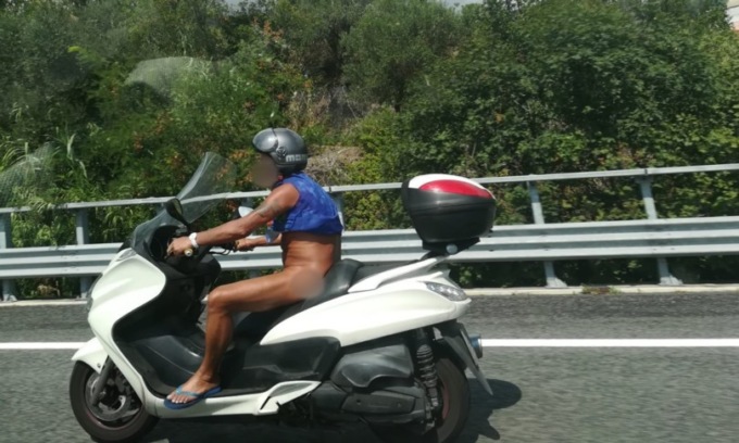Sessantenne viaggia nudo in autostrada