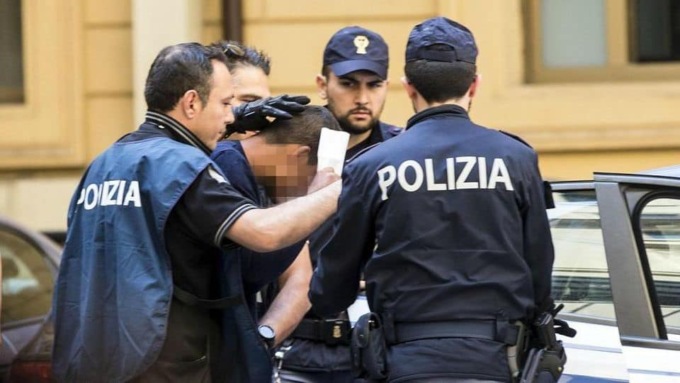 Si è costituito alla Polizia l’accoltellatore dei due immigrati