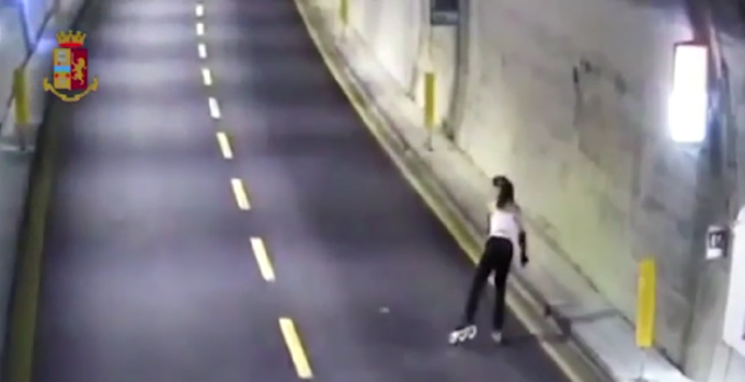 “Ho seguito solo il navigatore” l’incredibile vicenda della ragazza sui pattini in A10. Il Video