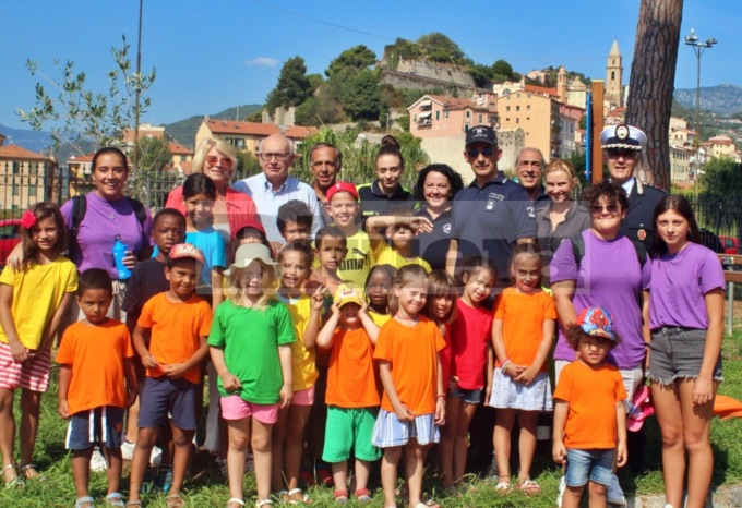 I bambini piantano un olivo ai giardini pubblici di Ventimiglia