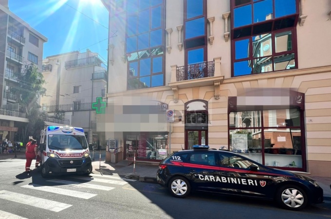 Giovane si taglia le vene in farmacia, paura a Bordighera