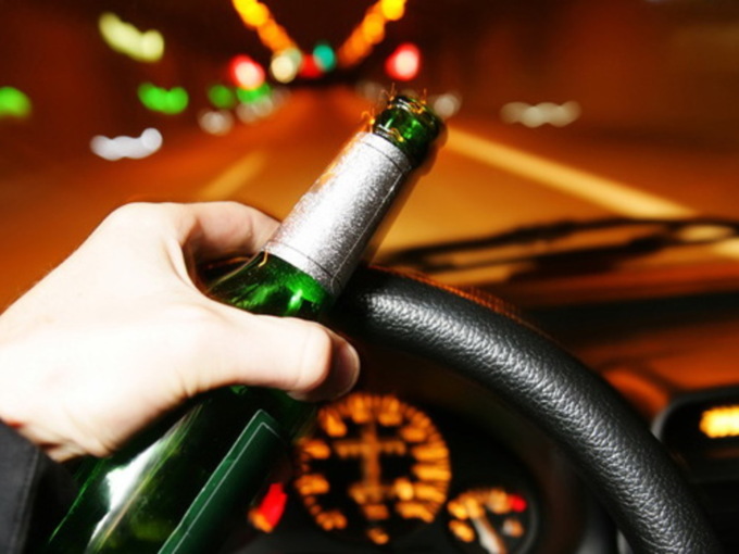 Guida ubriaca nella notte e fa “strike” di paletti in centro