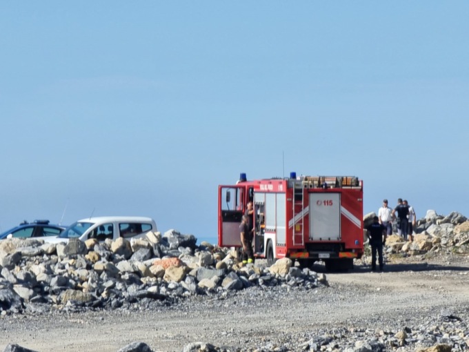 Trovato il cadavere di un uomo in mare a Sanremo, aveva alcuni tatuaggi