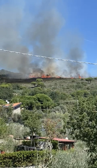 In corso di bonifica l’incendio tra Alassio e Albenga