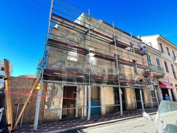 Bordighera: l’ex hotel Riviera sarà ristrutturato, montato il cantiere in via Trento