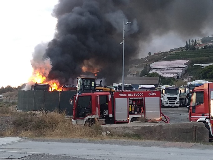 Camion in fiamme, Vigili del Fuoco sul posto