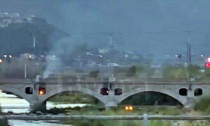 Incendio sotto il ponte della ferrovia a Ventimiglia, dove vivono i migranti