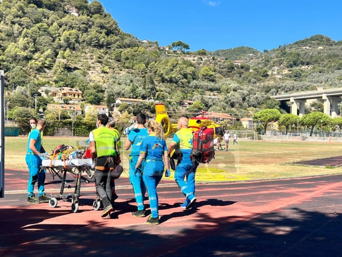 Grave dopo una caduta in bici: 50enne d’urgenza al Santa Corona
