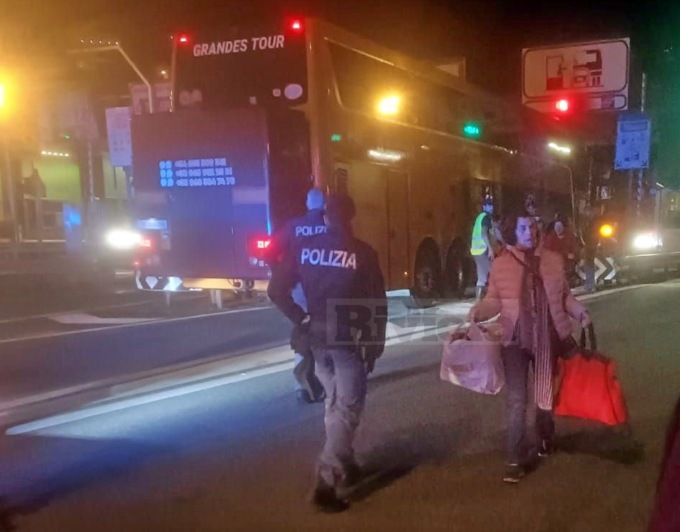 Soccorsa comitiva di 66 ucraini bloccati sul furgone guasto in in autostrada