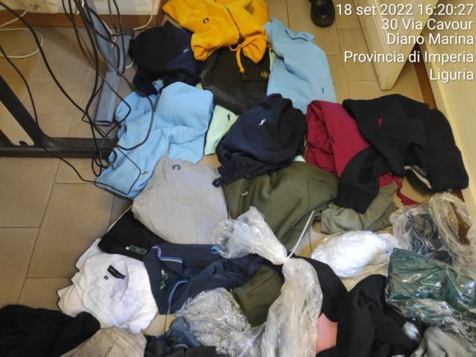 Abbigliamento con marchi contraffatti sequestrati a Diano Marina