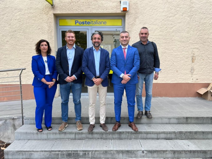 Visita del sindaco dopo la riapertura dell’ufficio postale