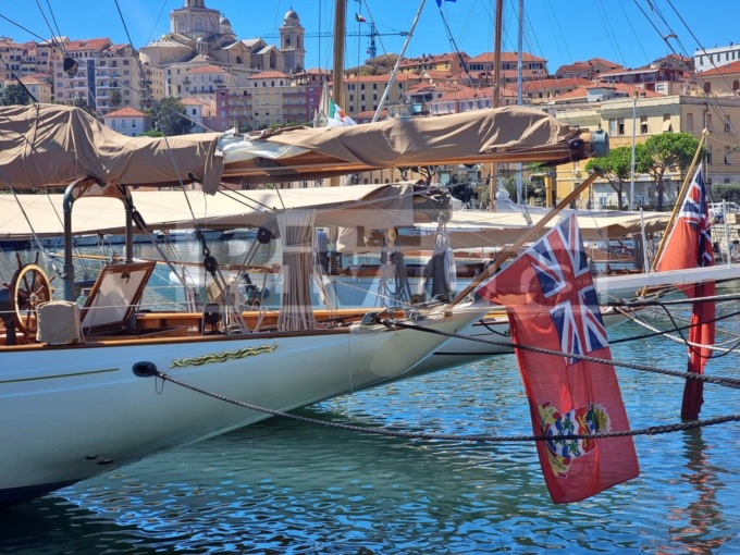Vele d’Epoca: equipaggi inglesi in lutto per la Regina, fermi in porto a Imperia