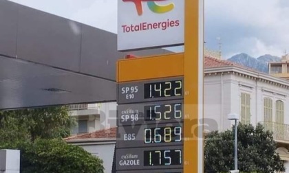 Benzina scontata di 30 centesimi in Francia: è scattata la corsa al pieno degli italiani