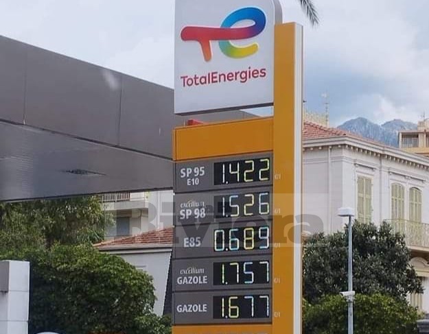 Benzina scontata di 30 centesimi in Francia: è scattata la corsa al pieno degli italiani