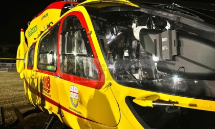 Schianto nella notte in scooter: 33enne intubato e portato in elicottero al Santa Corona
