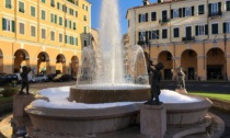 Fontana di Piazza Dante sommersa da schiuma