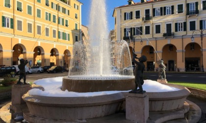 Fontana di Piazza Dante sommersa da schiuma
