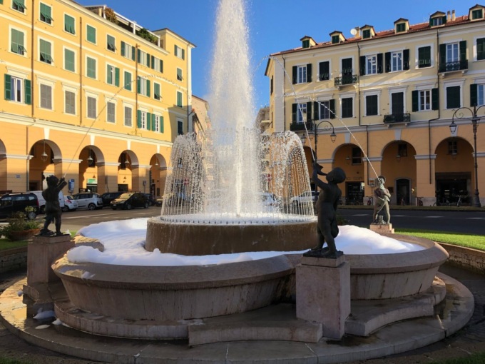 Fontana di Piazza Dante sommersa da schiuma
