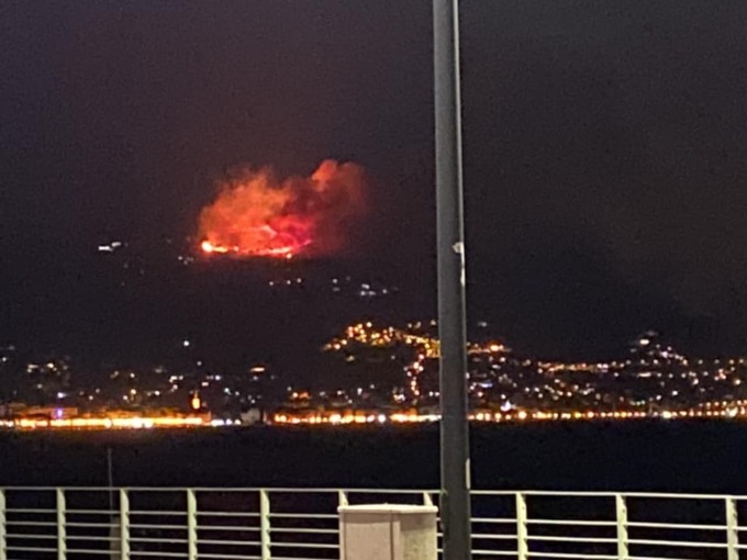 Fiamme sulle alture di Alassio. Abitazioni evacuate