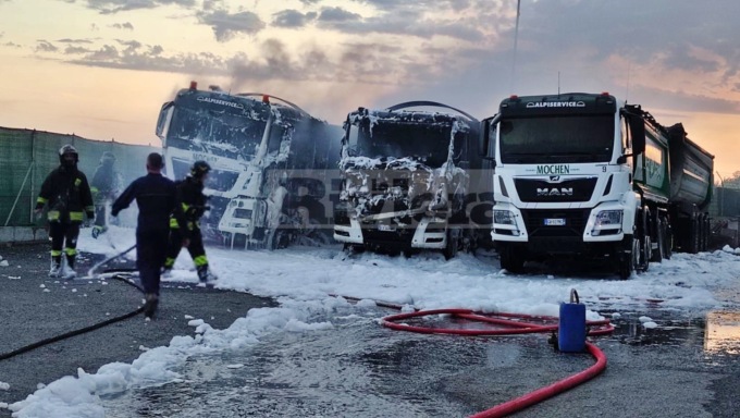 In fiamme due mezzi per il movimento terra a Sanremo