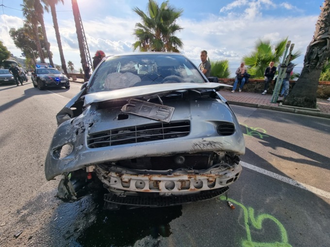 Schianto contro il muro una ragazza ferita