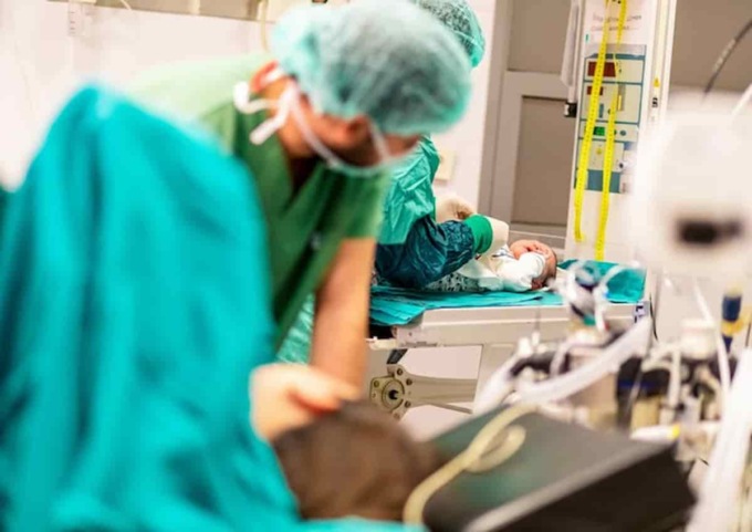 Bimbo muore un anno dopo la mamma deceduta per il parto