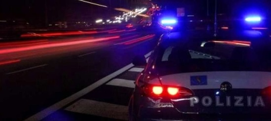 Uno straniero in stato di alterazione colpisce un ex poliziotto intervenuto per calmarlo