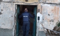 Blitz della polizia locale in strutture fatiscenti e terreni abbandonati