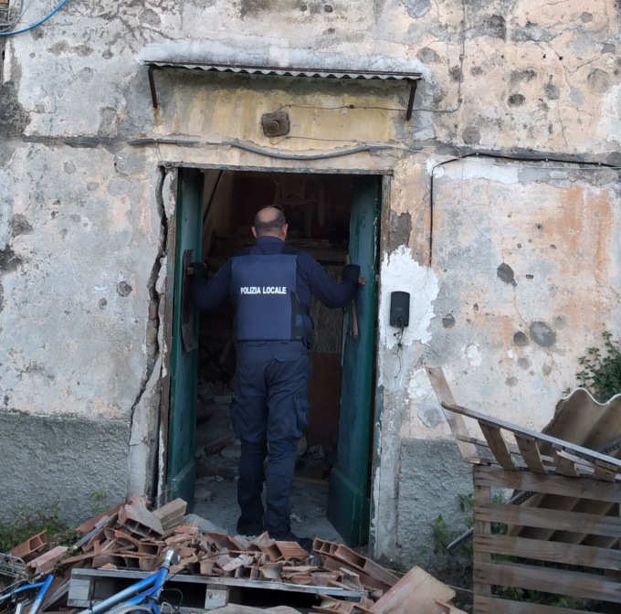 Blitz della polizia locale in strutture fatiscenti e terreni abbandonati