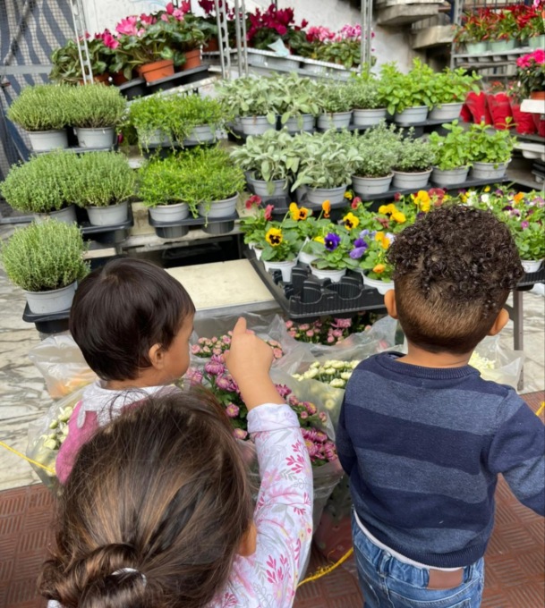 I bimbi del nido Villa Peppina in visita al mercato annonario