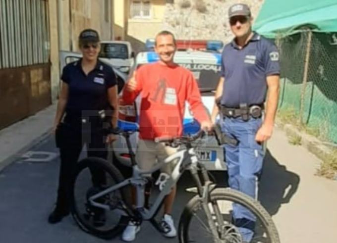 Polizia locale recupera a Vallecrosia mountain bike rubata del valore di 7mila euro