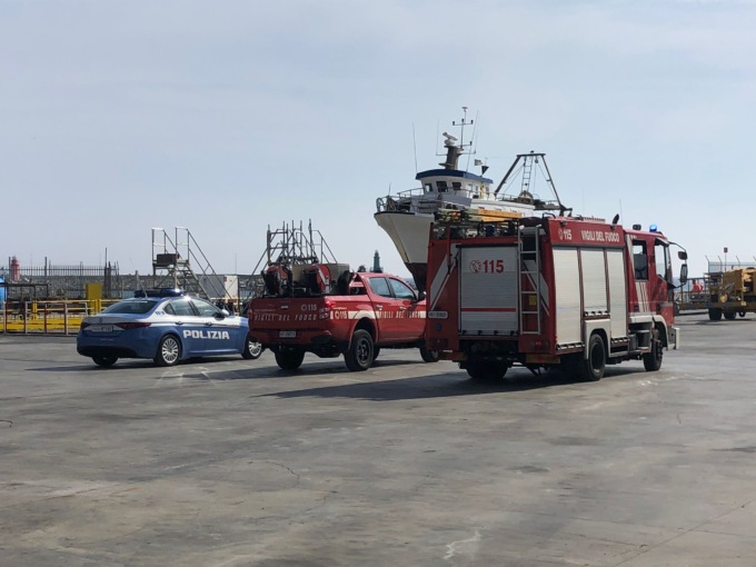 Trovato cadavere a testa in giù nella vasca del cantiere nautico, è suicidio