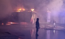 Taggia: devastante incendio brucia 3 mezzi pesanti lungo l'Argentina. Foto e Video