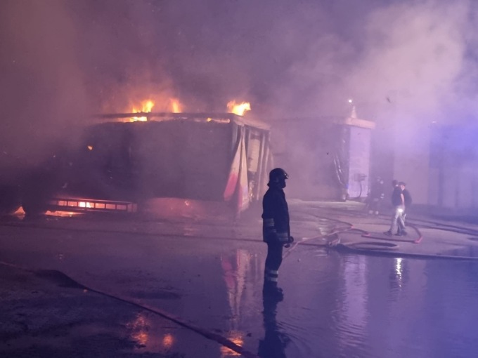 Taggia: devastante incendio brucia 3 mezzi pesanti lungo l’Argentina. Foto e Video