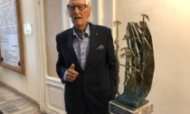 Maestro Elio Lentini dona scultura alle istituzioni