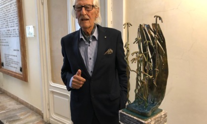 Maestro Elio Lentini dona scultura alle istituzioni