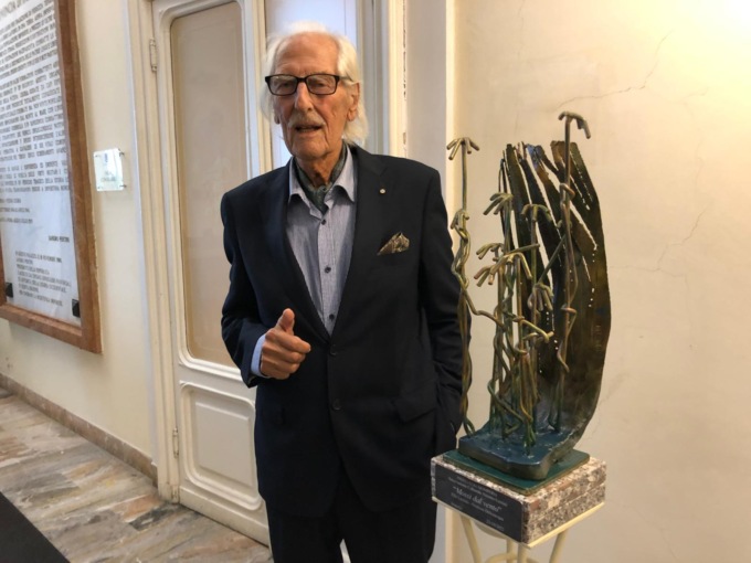 Maestro Elio Lentini dona scultura alle istituzioni