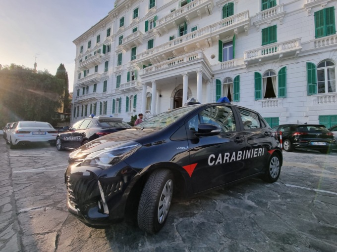 Commando di 4 persone aggredisce e rapina turisti all’Hotel Des Anglais