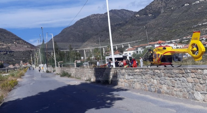 Ferito in un incidente in moto: 40enne in elicottero al Santa Corona