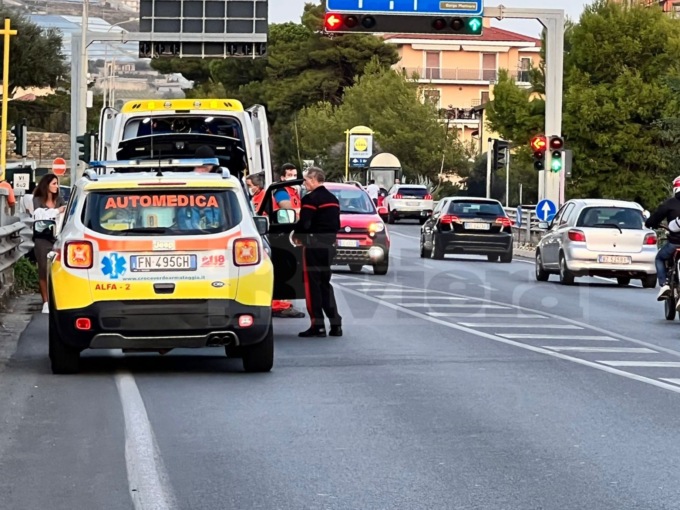 Investito da un’auto mentre attraversa sull’Aurelia a Riva Ligure
