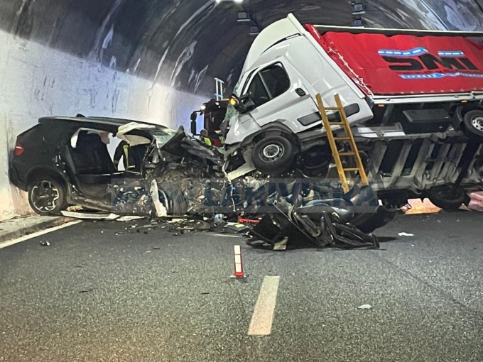 Tragico schianto sull’A10 tra un’auto e un camion, un morto e due feriti