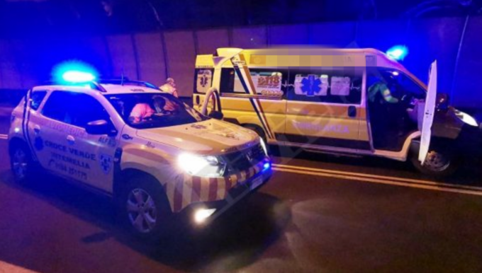 Scontro tra due auto e un mezzo pesante sull’A10, almeno due feriti