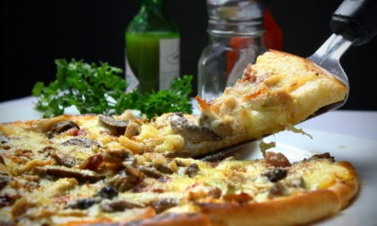 Caro bollette: ristoratore lascia a casa pizzaiolo, incasso non copre le spese
