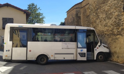 Autobus incastrato a Pompeiana