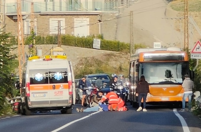 Uomo a terra sull’Aurelia traffico bloccato soccorsi sul posto
