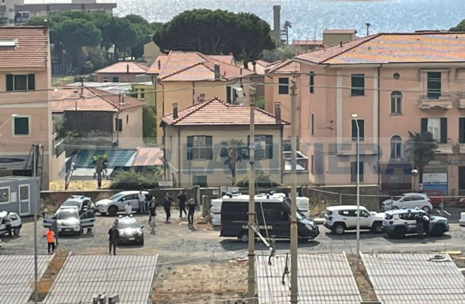 I bivacchi impediscono di lavorare: blitz delle forze dell’ordine nel cantiere del parking
